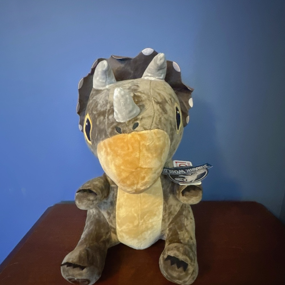 Jurassic World 14 Inch Triceratops Dinosaur Plushie Round1 Exclusive NEW! - Picture 2 of 4